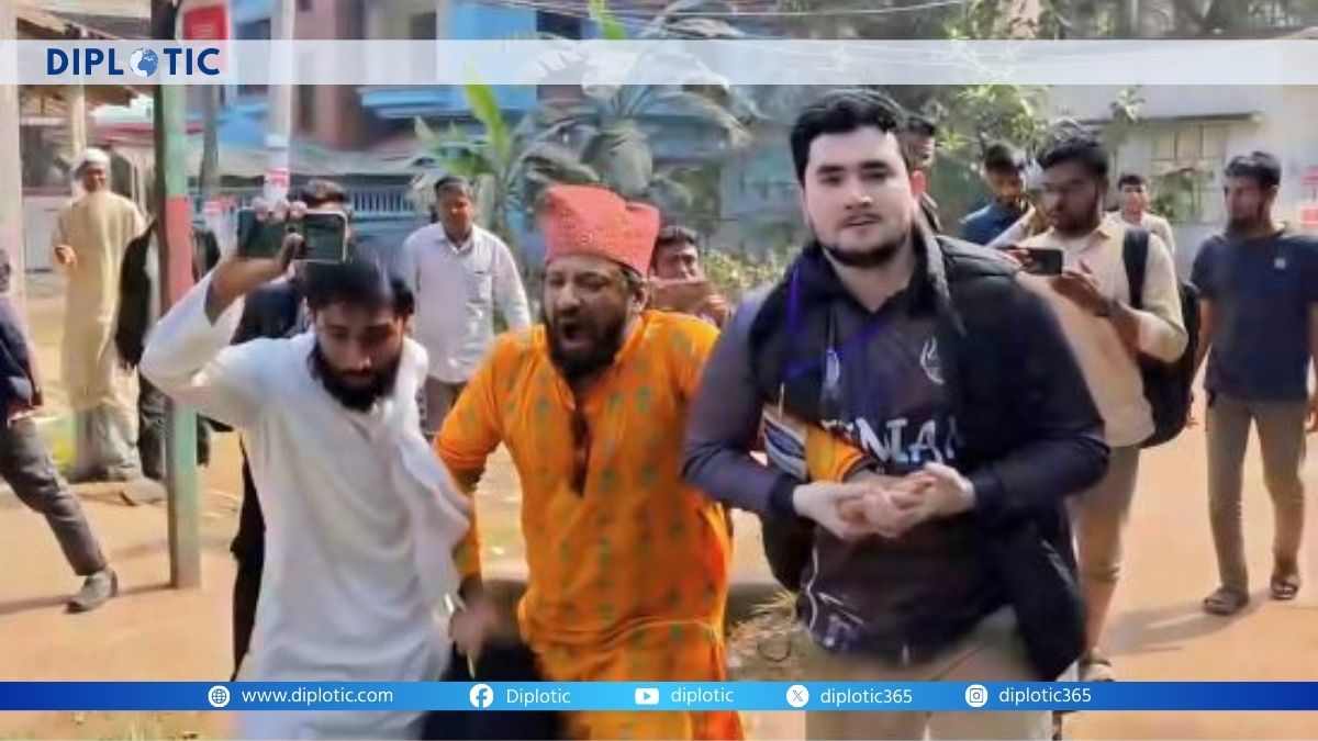 চবি শিক্ষক ধরে প্রক্টর অফিসে হস্তান্তর চাকসু নেতাদের
