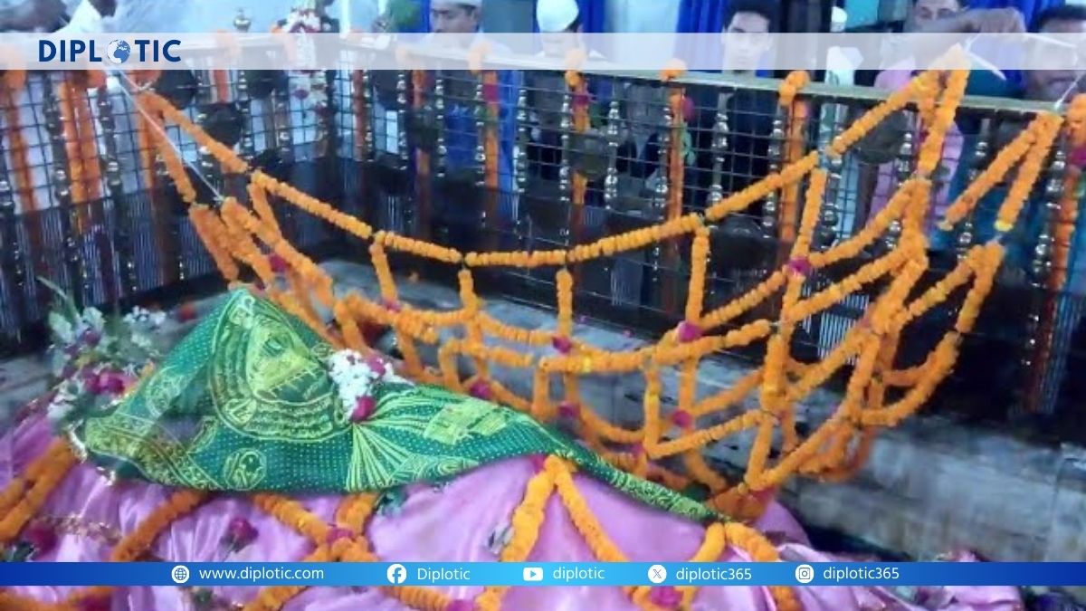 হাইকোর্টস্থ খাজা শরফুদ্দিন চিশতি (রহ.) মাজারে ওরশ বন্ধ ঘিরে সংঘর্ষ ও লাঠিচার্জের অভিযোগ
