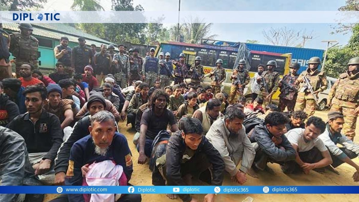 মিয়ানমারের সংঘাত: ৫৩ রোহিঙ্গা সশস্ত্র সদস্য বাংলাদেশে পালিয়ে আটক