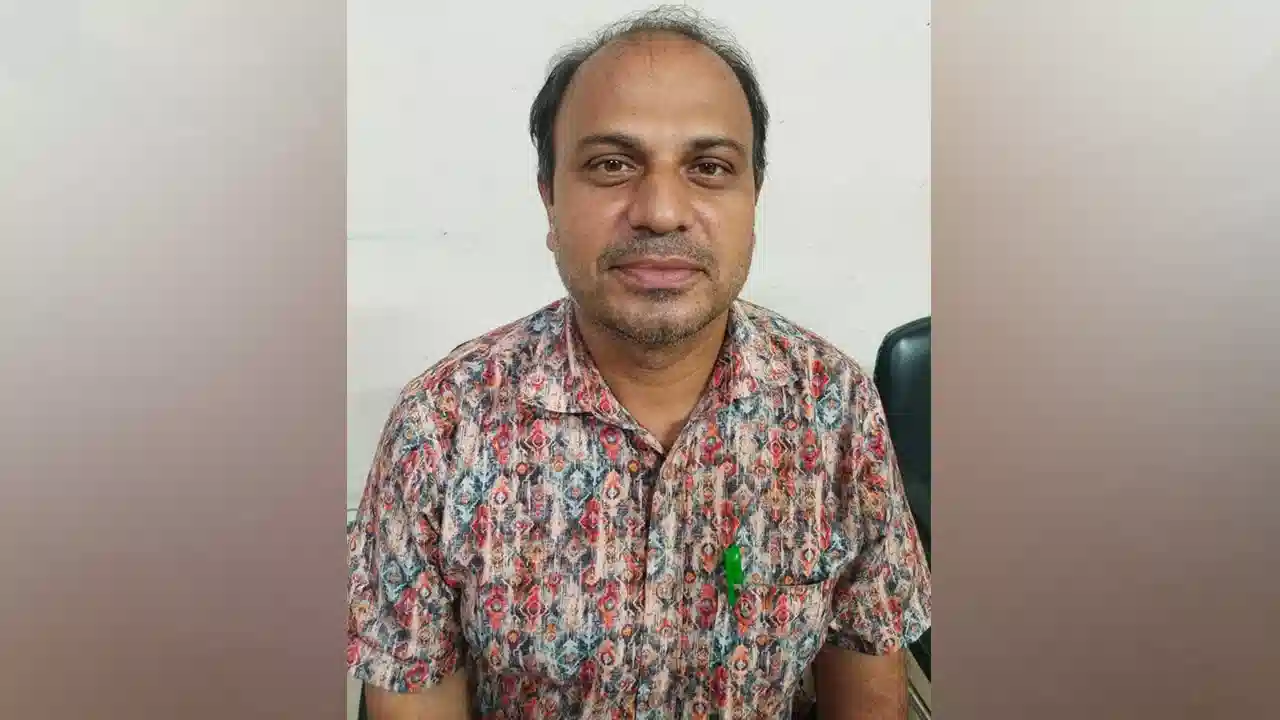 চট্টগ্রামে নির্বাচনী সরঞ্জাম নিতে গিয়ে জ্ঞান হারালেন প্রিসাইডিং কর্মকর্তা