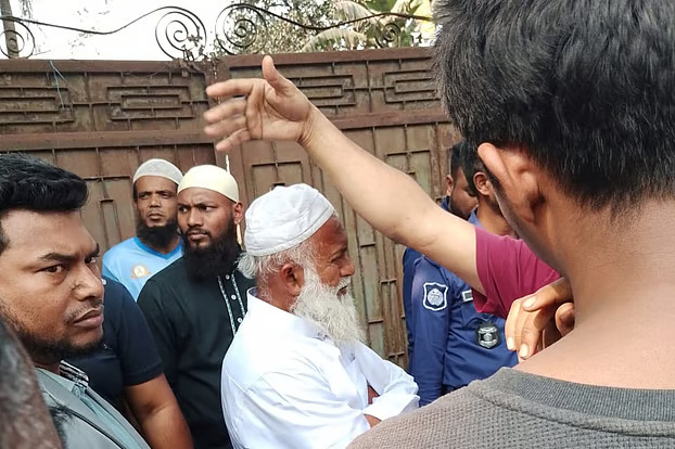 ভোটারদের টাকা দেয়ার অভিযোগে আটক জামায়াত কর্মী,মুচলেকায় দিয়ে ছাড়া