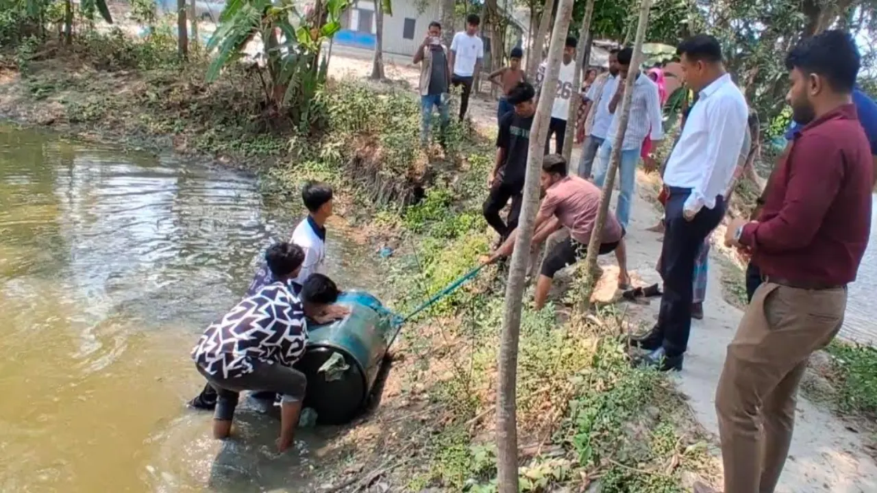 পুকুরের পানির নিচ থেকে ১ ব্যারেল ডিজেল উদ্ধার